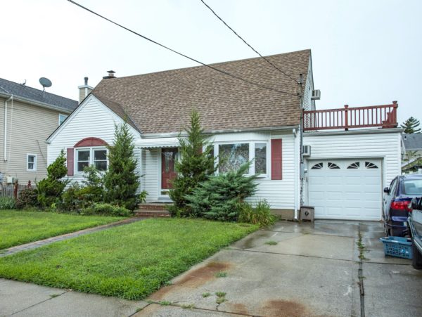 outside of 4 bedroom home for private sale at maltz auctions