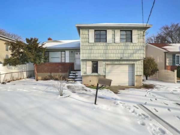 outside of 3 bedroom home for sale by maltz auctions