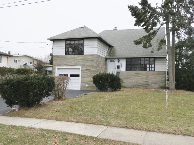 outside of 3 bedroom home for sale by auction in new york city