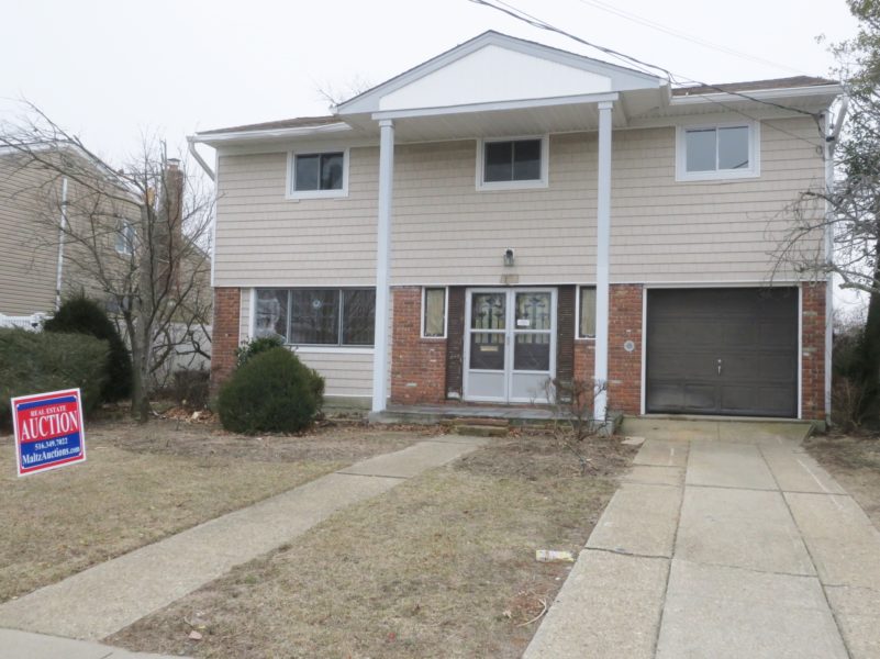 outside of 4 bedroom home for sale by auction in new york city