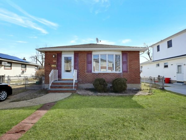 exterior of home for sale at maltz auctions in new york