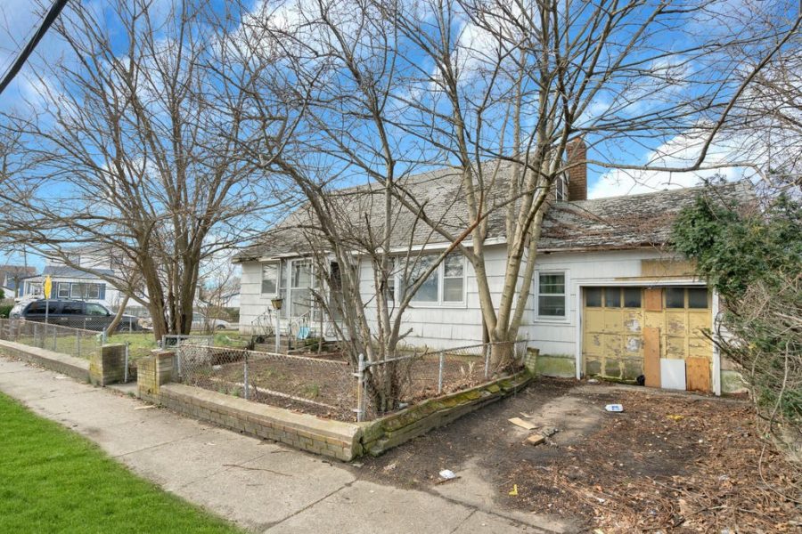 exterior of home for sale at maltz auctions in new york