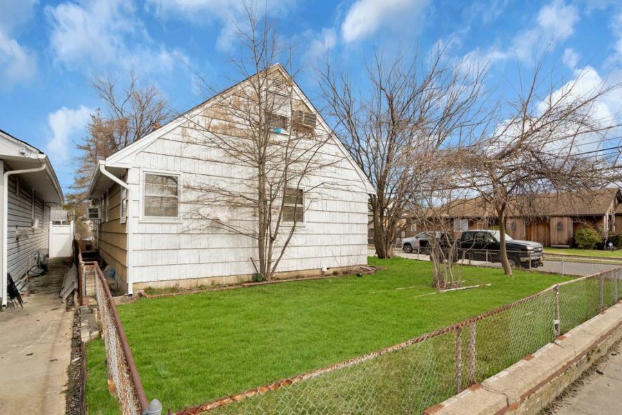 exterior of home for sale at maltz auctions in new york