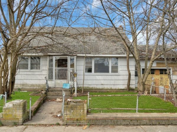 outside of 4 bedroom home for sale at maltz auctions in new york city