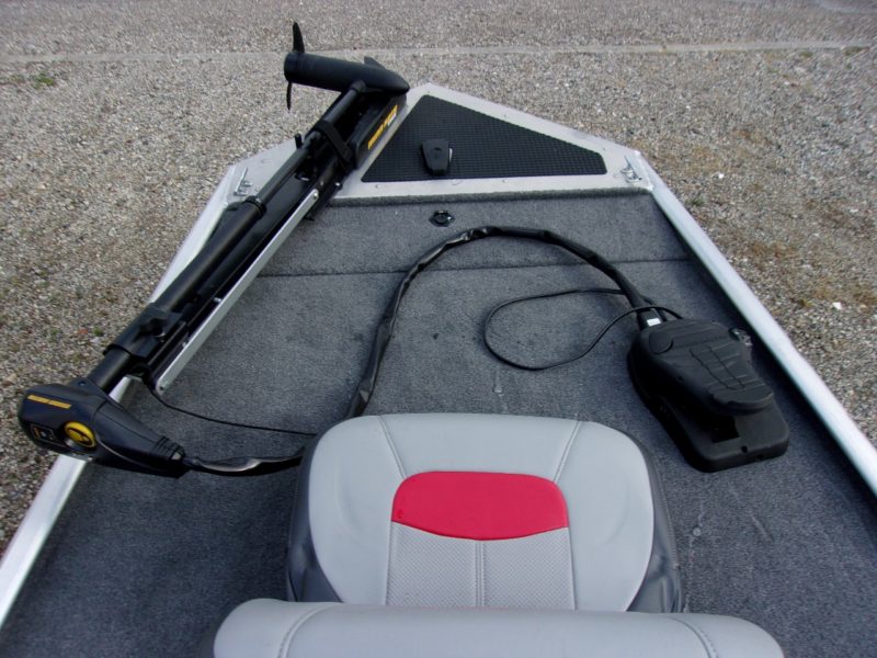 boat seat and propeeller on carpeted floor at maltz auctions