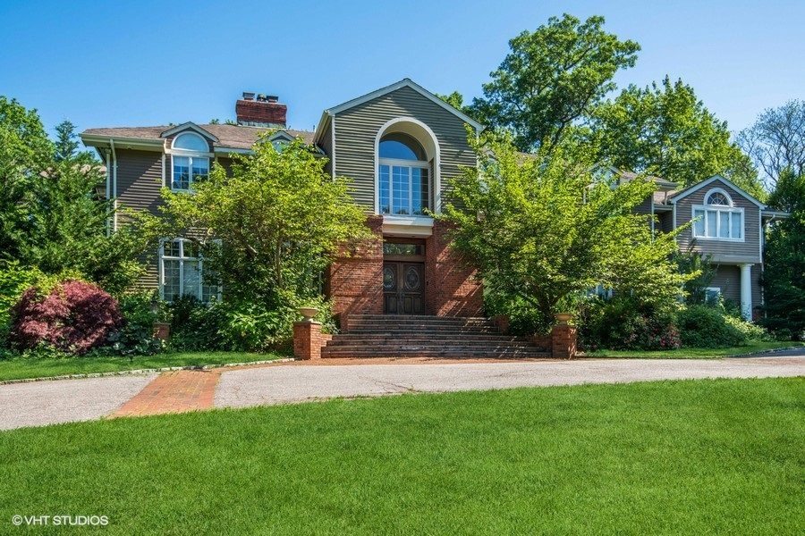 outside of 6 bedroom home on 2 acres of land for sale at auction