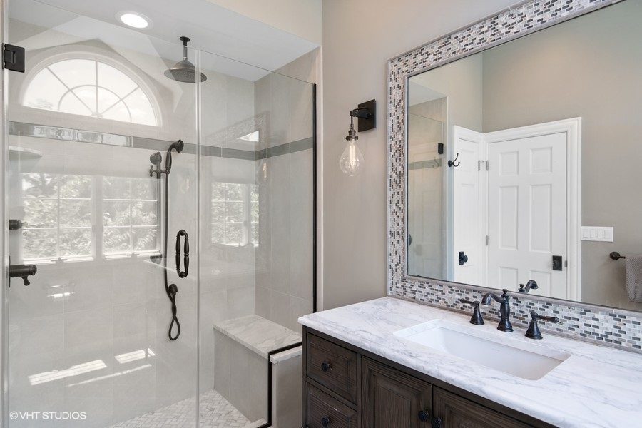 bathroom of 6 bedroom home on 2 acres of land for sale at auction