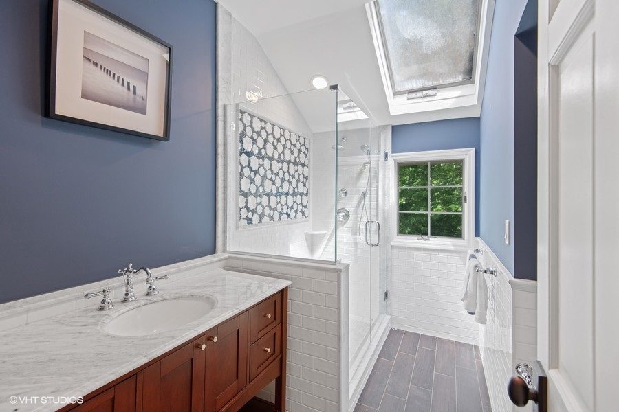 bathroom of 6 bedroom home on 2 acres of land for sale at auction