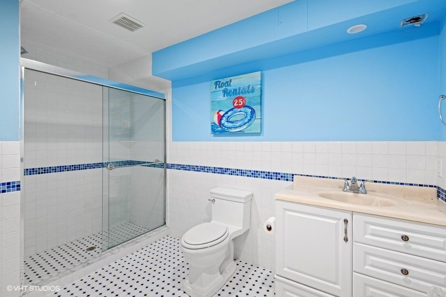 bathroom of 6 bedroom home on 2 acres of land for sale at auction