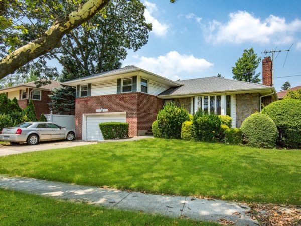 front of 3 bedroom home for sale at maltz auctions in new york