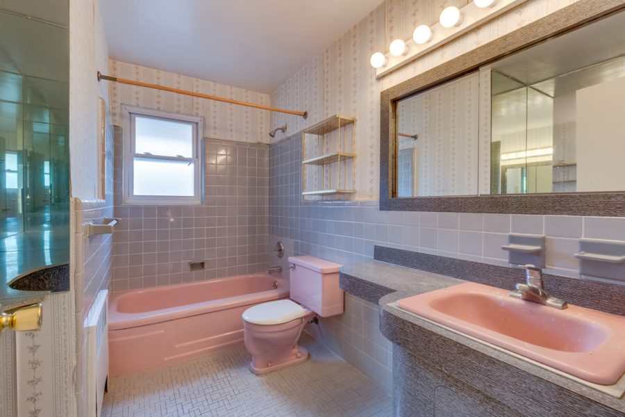 bathroom of 3 bedroom home for sale at maltz auctions