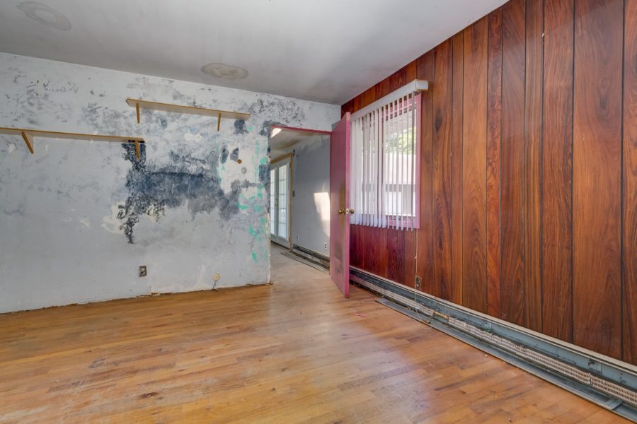 living area of home up for sale at Maltz Auctions