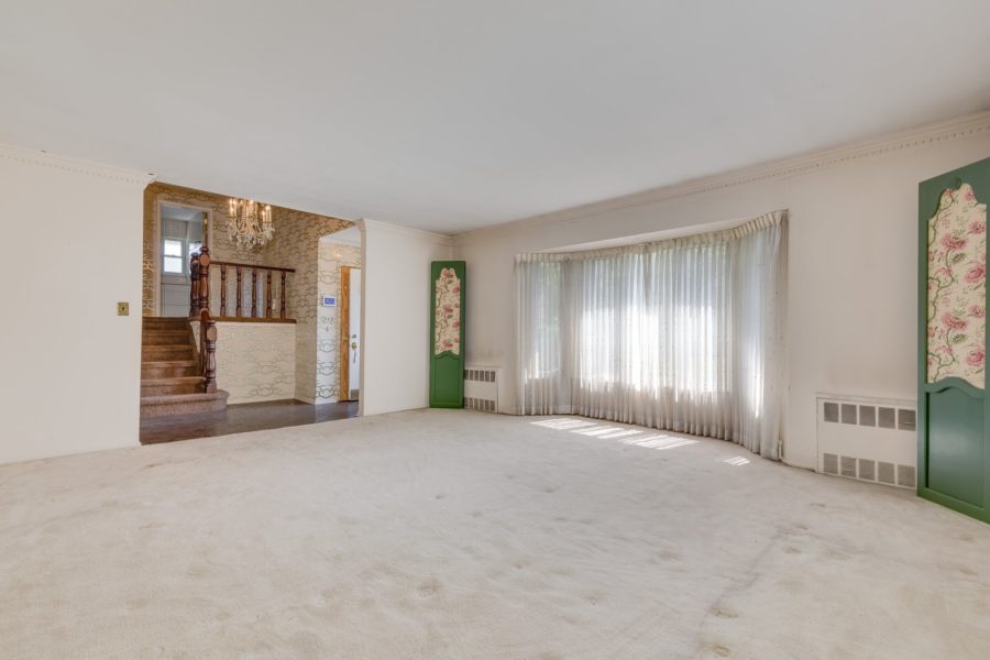 living area of home for sale at Maltz Auctions